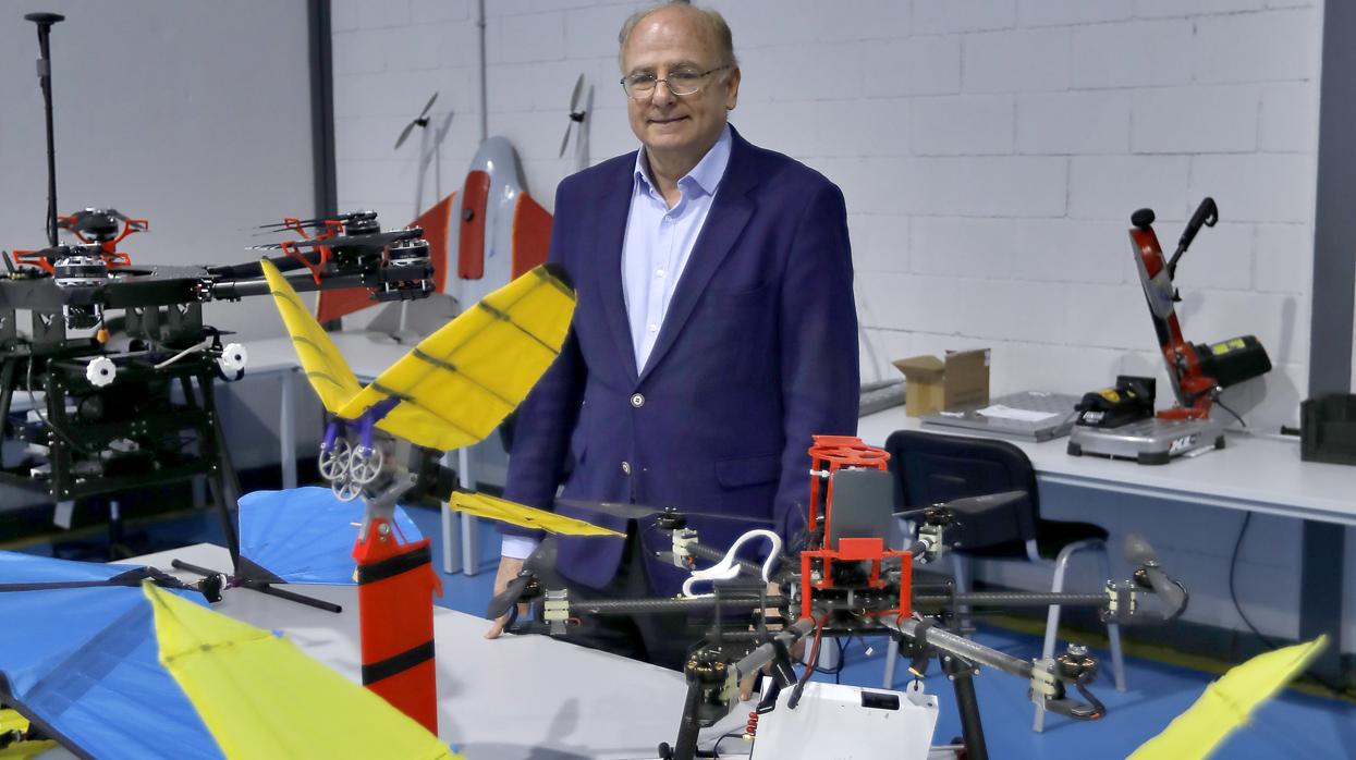 Anibal Ollero en el nuevo Laboratorio de Robótica de Sevilla