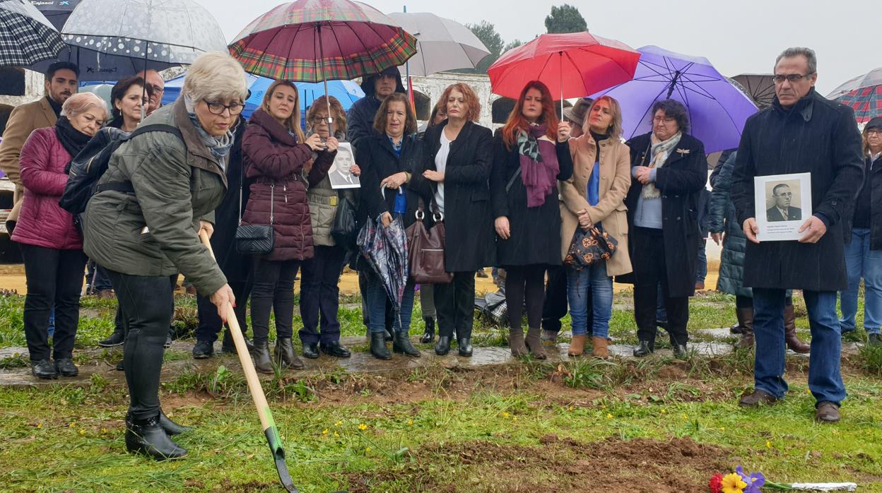 Algunos familiares han participado en este acto simbólico de inicio de los trabajos en el cementerio