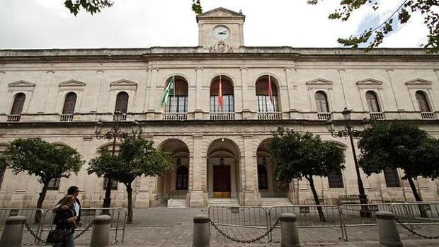 El Ayuntamiento de Sevilla adjudicó de forma directa 1.086 contratos menores en 2016