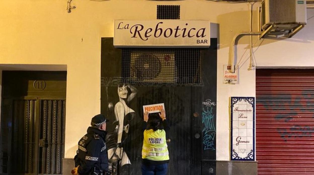 Policía Local precintando uno de los bares de copas de la Alfalfa