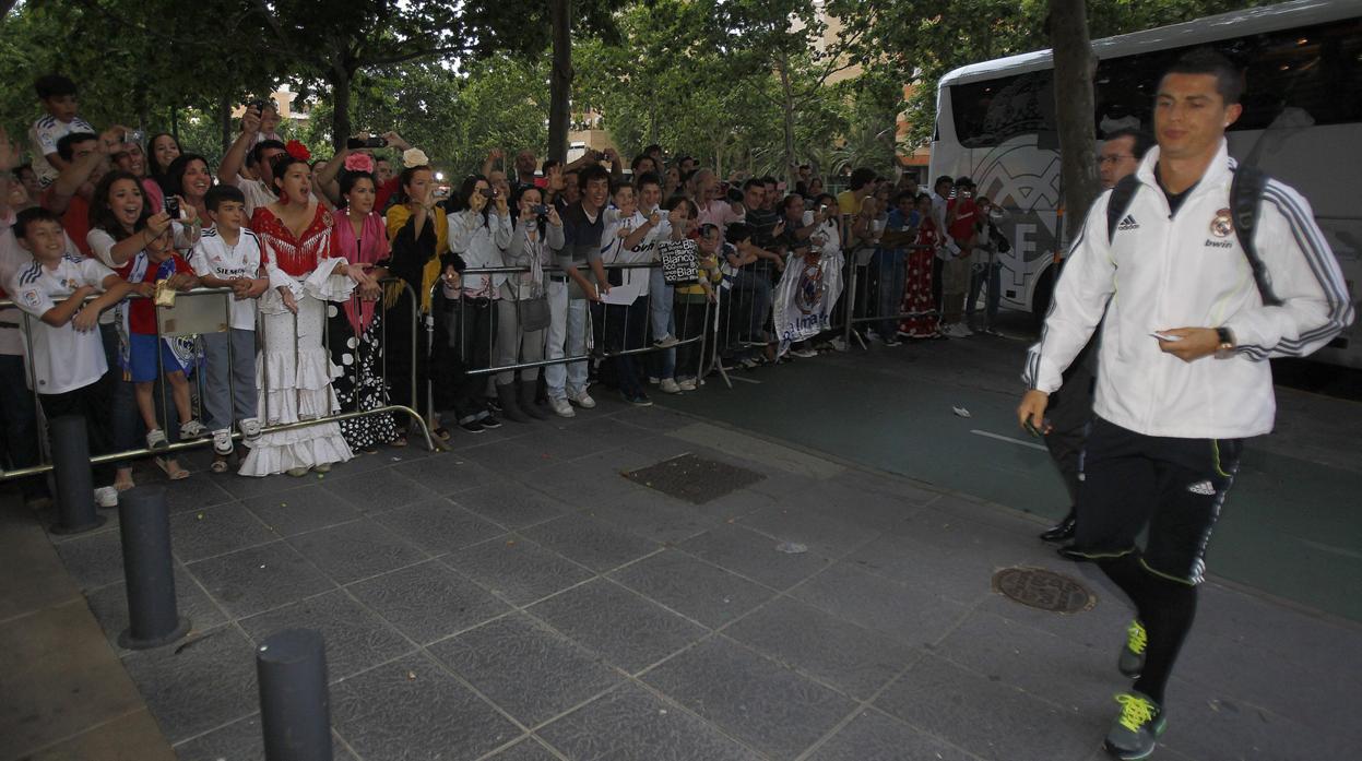 Cristiano Ronaldo llegando al hotel NH Convenciones de Sevilla