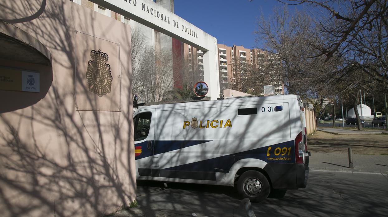 Un furgón policial entra la Comisaría de Blas Infante