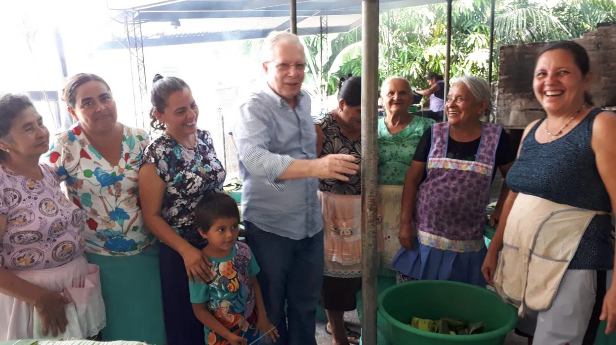 Eduardo Martín Clemens anima a las mujeres que dan de comer a más de trescientos niños en comedores parroquiales de San Salvador, uno de los lugares donde va destinada la colecta de la Infancia misionera