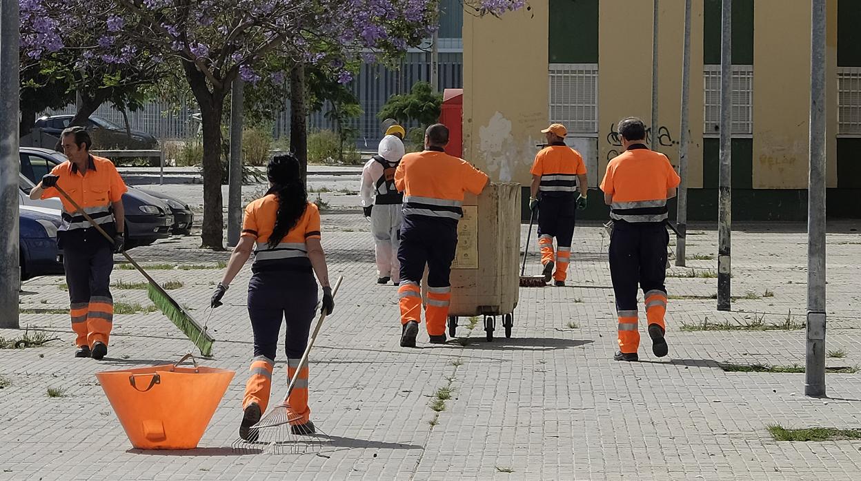 Cuadrilla de operarios de Lipasam en el Polígono Sur