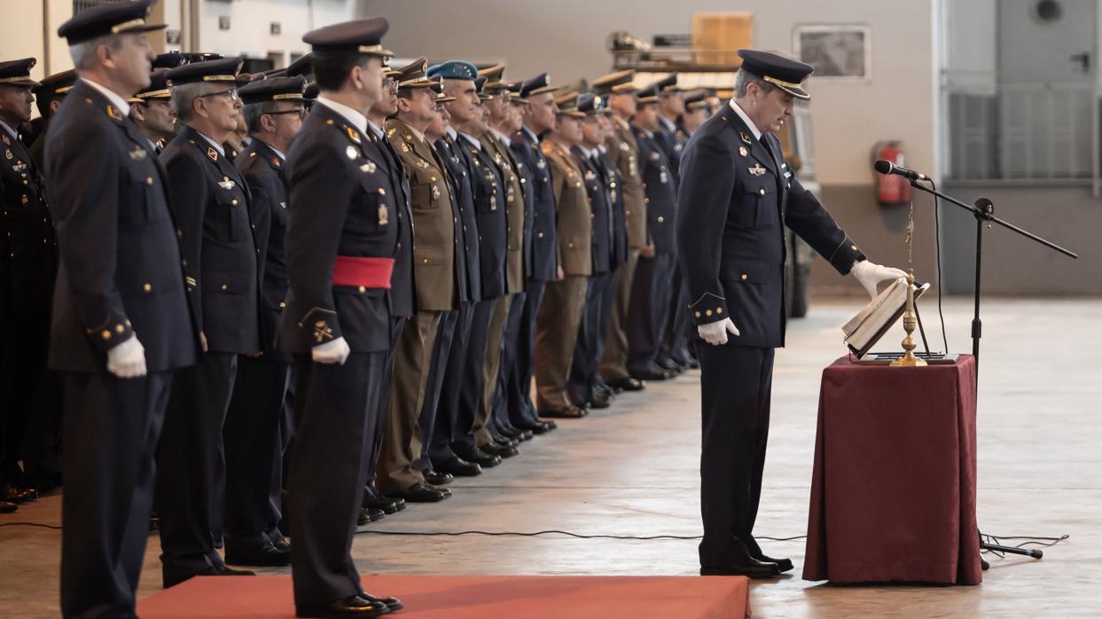 El nuevo jefe de la Maestranza Aérea en el momento del juramento de su cargo