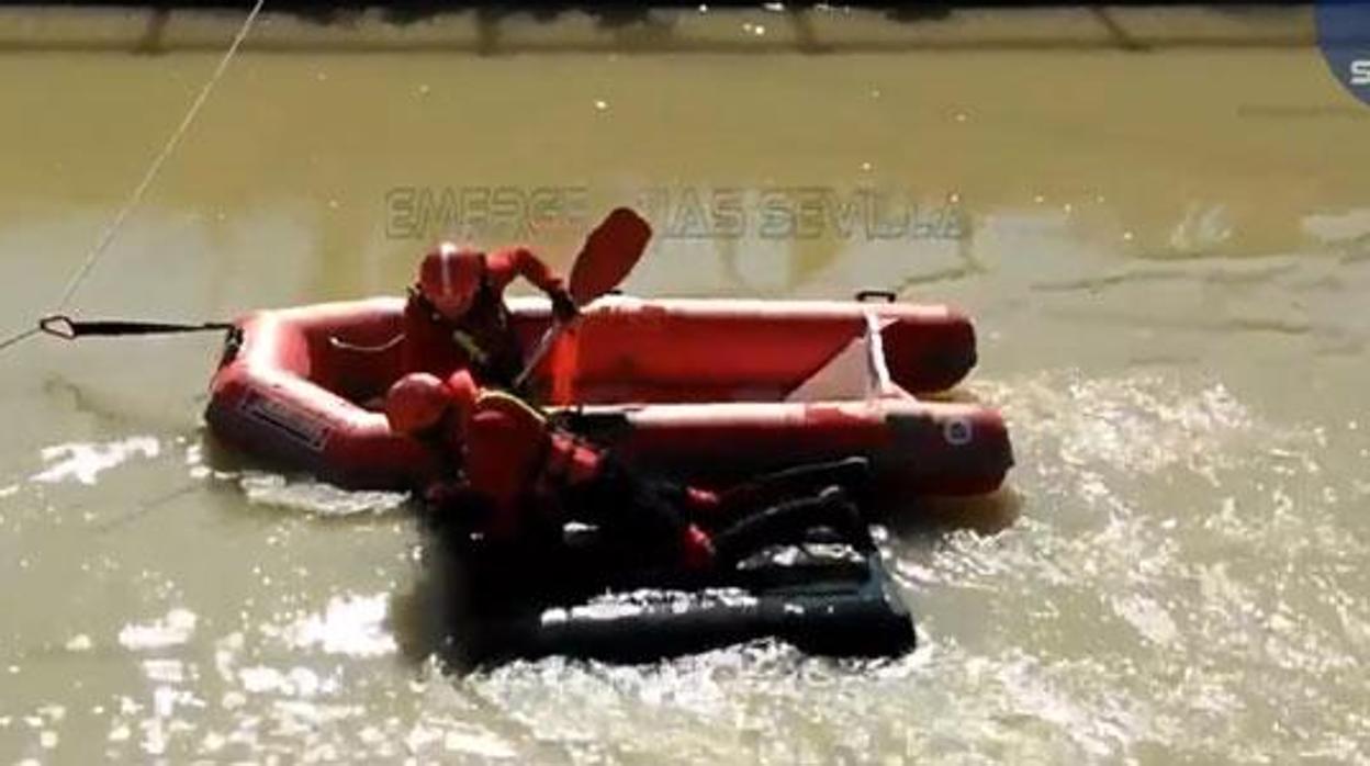 Fotografía de archivo de la recuperación de un coche en el canal de Torreblanca