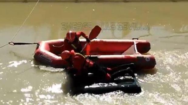 Un coche cuya conductora cuadruplicaba la tasa de alcohol cae a un canal de riego en Sevilla Este