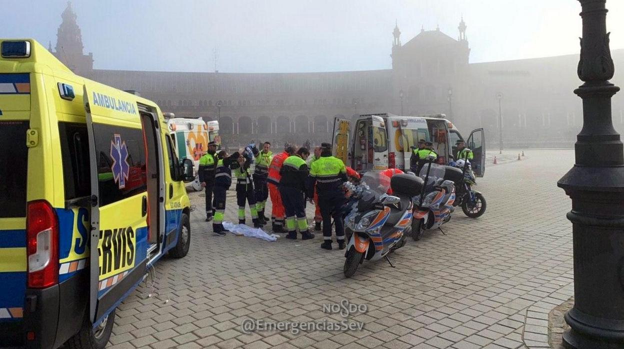 La corredora es antendida por los servicios sanitarios en la Plaza de España