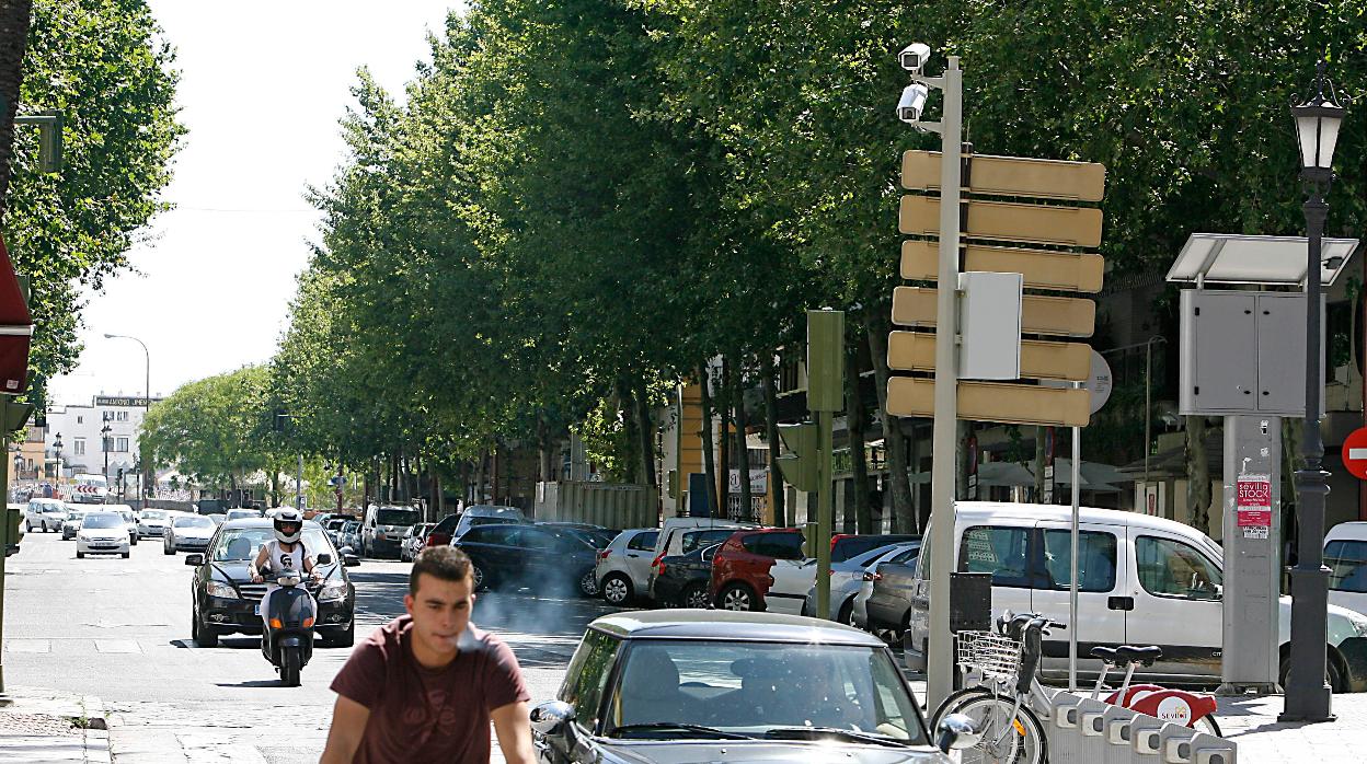 Un coche circula por el Centro de la ciudad, donde no hay restricciones de tráfico