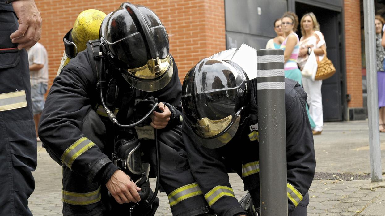 Bomberos trabajando en Sevilla en una imagen de archivo