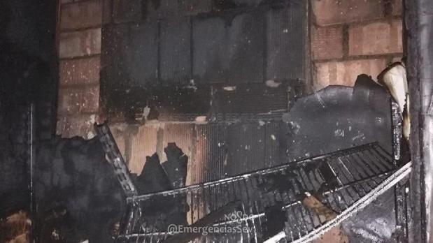 Los bomberos de Sevilla extinguen un incendio en un despacho profesional en la Ronda de Capuchinos