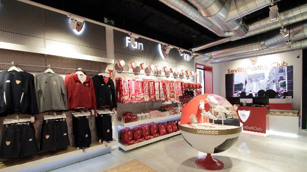 Patrimonio rechaza la nueva decoración de la tienda del Sevilla FC de la Avenida