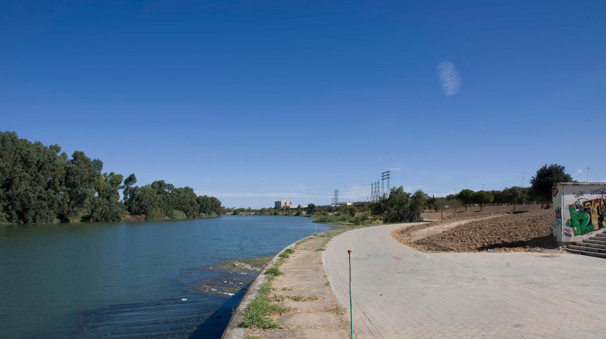 El río Guadalquivir a su paso por el barrio de San Jerónimo