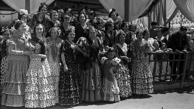 #ArchivoABCsev: Sevillanas de flamenca en la caseta de Labradores en la Feria de 1936