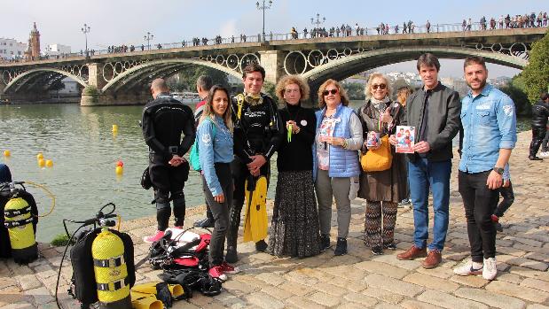 Una acción solidaria saca a relucir la peor cara del río Guadalquivir