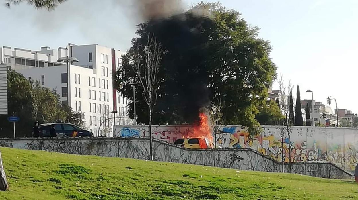 El coche en llamas de la enfermera a la que le robaron el bolso y las llaves de su vehículo