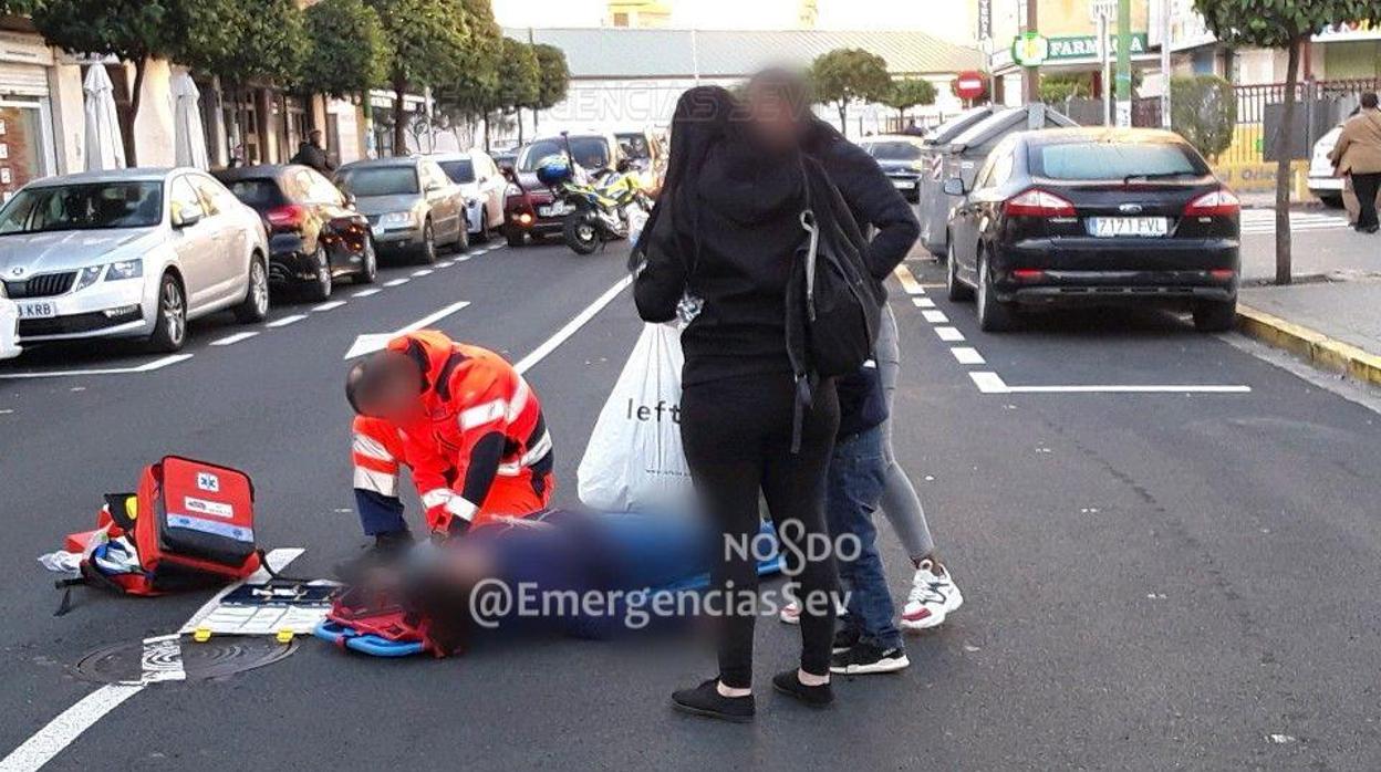 Los servicios sanitarios atienden al peatón atropellado por un patinete eléctrico en la calle Sinaí