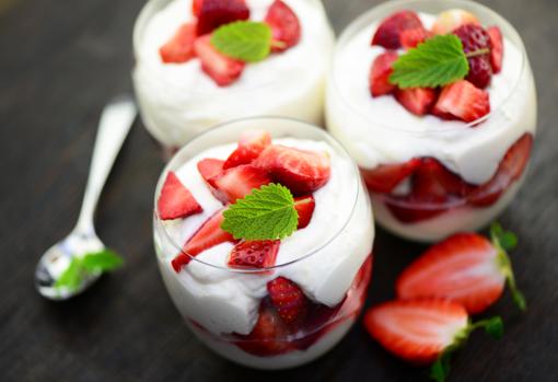 Fresas con nata y galleta para terminar la velada