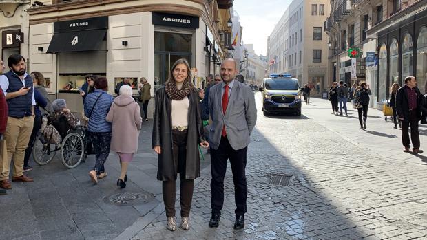 El PSOE contraprograma a Vox en su denuncia a los manteros del Casco Histórico de Sevilla