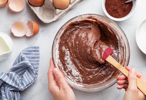 Remueve la crema de chocolate con una pala para conseguir una textra de crema