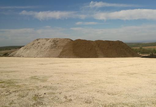 Cuando el agujero se cubre de basura, varios camiones vierten arena sobre él