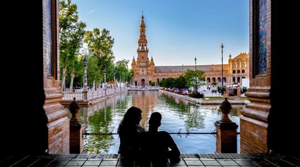 Estampa de la Plaza de España con la silueta de una pareja