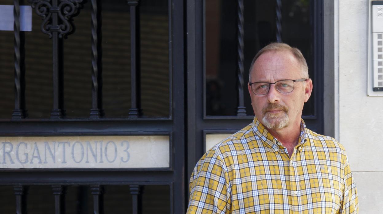 El padre de Marta, Antonio del Castillo, a las puertas de su casa en esta semana.