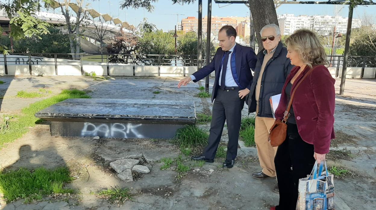 Rafael Belmonte durante la visita a las zonas históircas del barrio de Triana