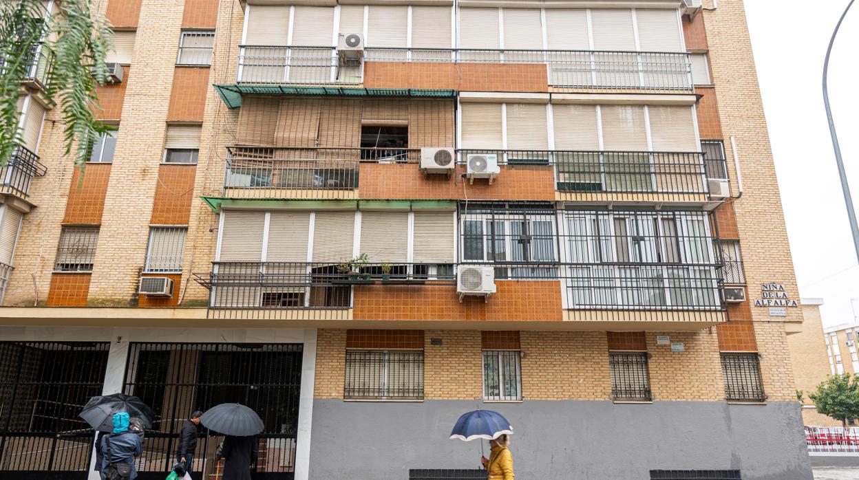 Fachada del edificio en la calle Niña de la Alfalfa del barrio de la Macarena, donde se produjo el parricidio