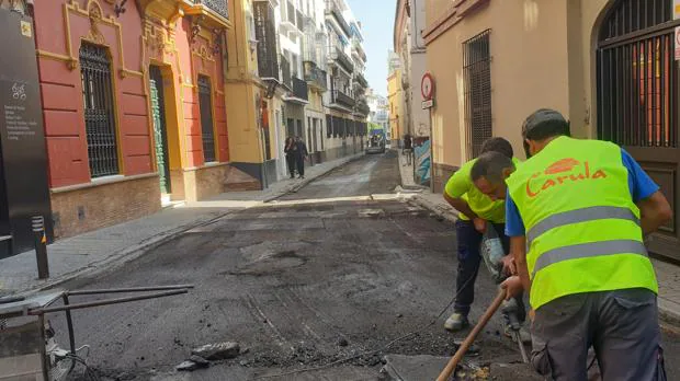 Cortes de tráfico en la calle Águilas, San Esteban y la Puerta de Carmona por obras de repavimentación