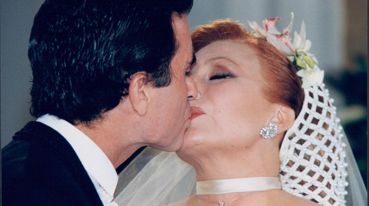 Rocio Jurado y Ortega Cano se besan tras contraer matrimonio