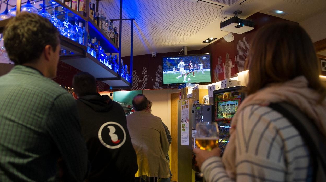 Clientes de un bar viendo un partido de fútbol