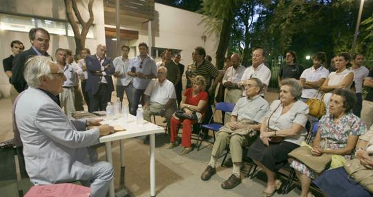 Aquilino Duque en el acto que dieron en la calle tras denegarles el local