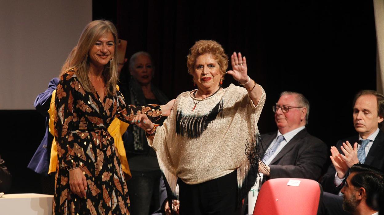 Imagen de María Jiménez recogiendo su bandela de Andalucía