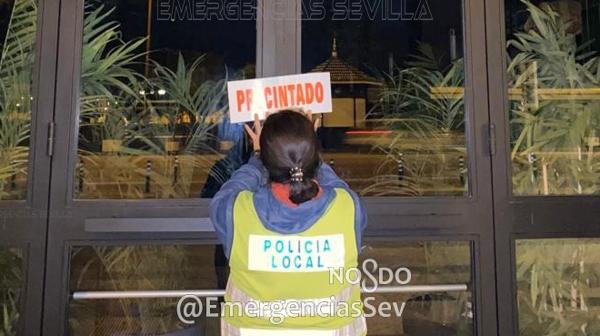 Una agente de la Policía Local precinta un local de copas del Paseo Colón