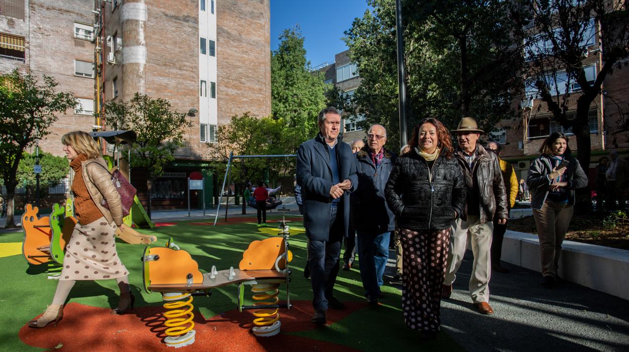 El alcalde de Sevilla, Juan Espadas, inaugura la reurbanización de una plaza del Distrito Triana