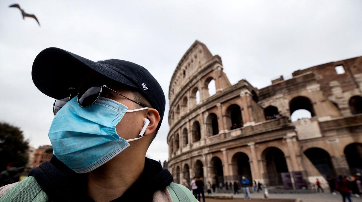 Un hombre con mascarilla en Roma