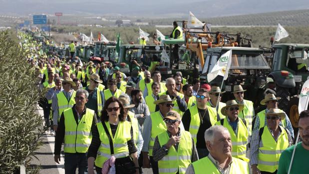 Las tractoradas cortan las principales carreteras de entrada a Sevilla durante más de cuatro horas