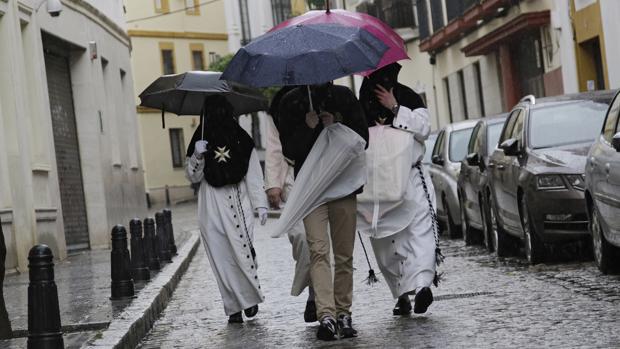 Las estadísticas de las últimas cuatro décadas auguran dos o tres días de lluvia en la Semana Santa de Sevilla