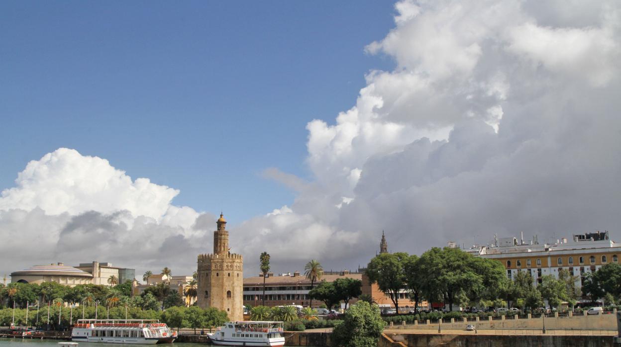 Nubes y claros junto sobre la Torre del Oro