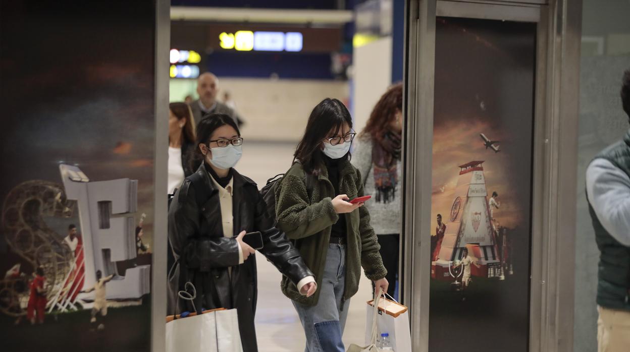 Viajeros en la terminal de llegadas procedentes de Italia ayer en Sevilla