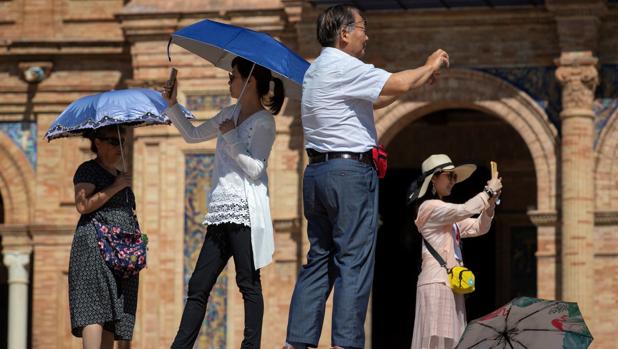 La alarma del contagio todavía no salpica al turismo en la capital hispalense