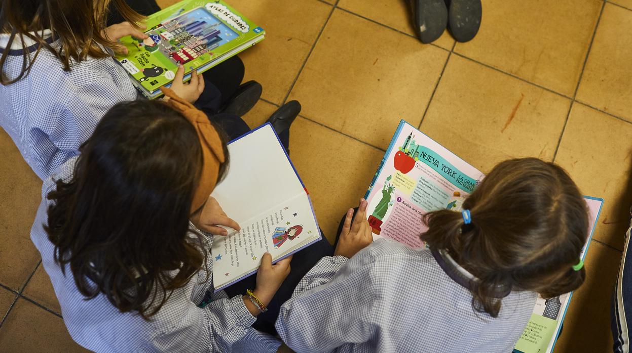 Niñas leen en clase