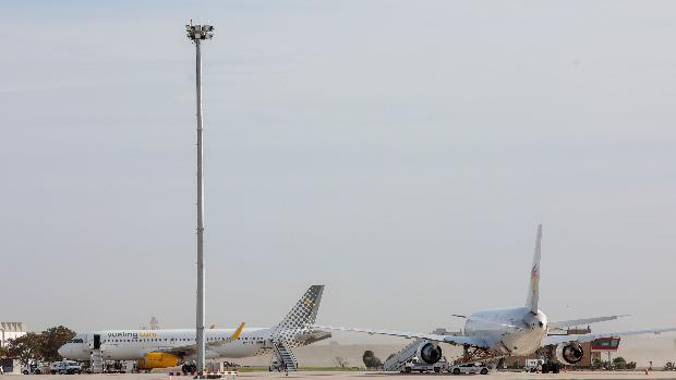 Cierran el aeropuerto de Sevilla unos diez minutos por un artefacto en el espacio aéreo