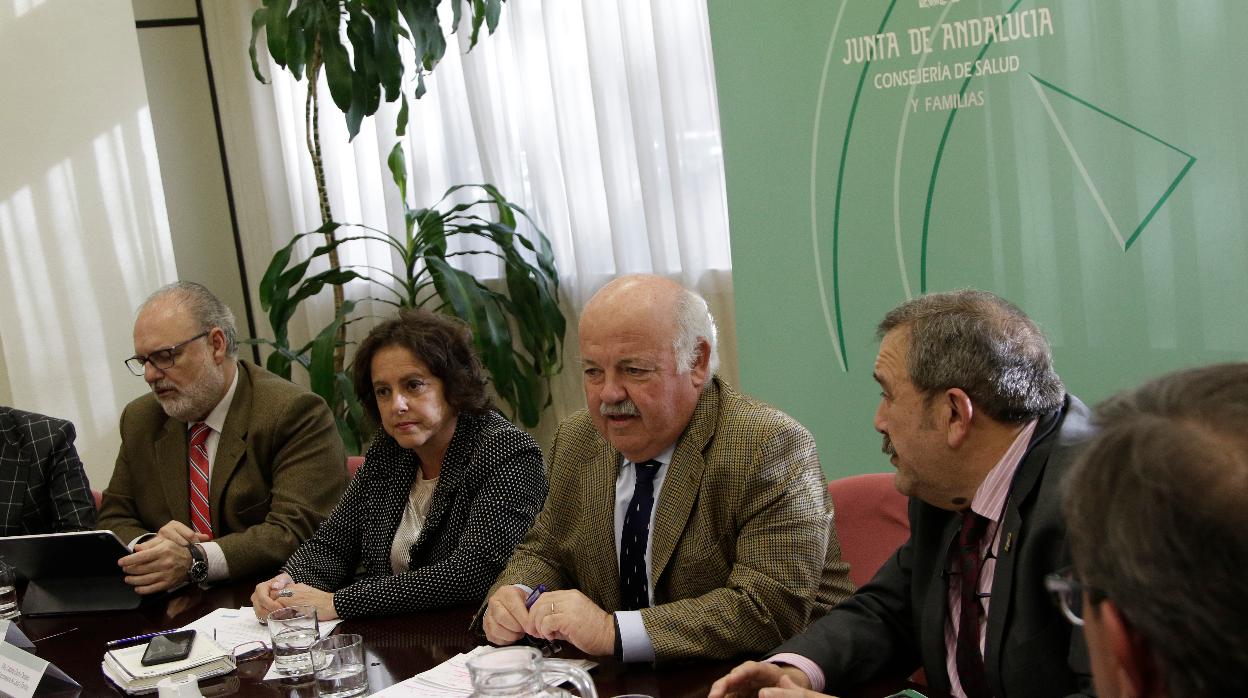 Reunión de Jesús Aguirre, consejero de Salud, con el grupo asesor alerta coronavirus