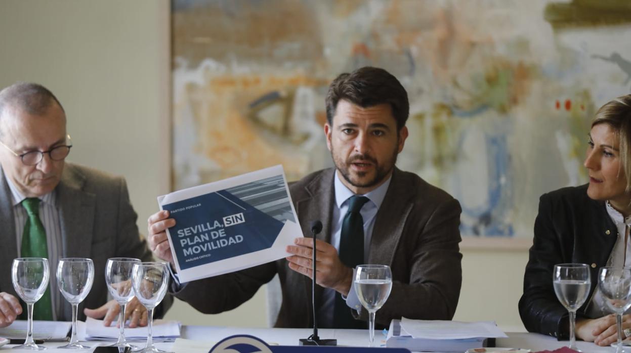 Beltrán Pérez, entre Jesús Gómez y Ana María Jáuregui, durante la rueda de prensa