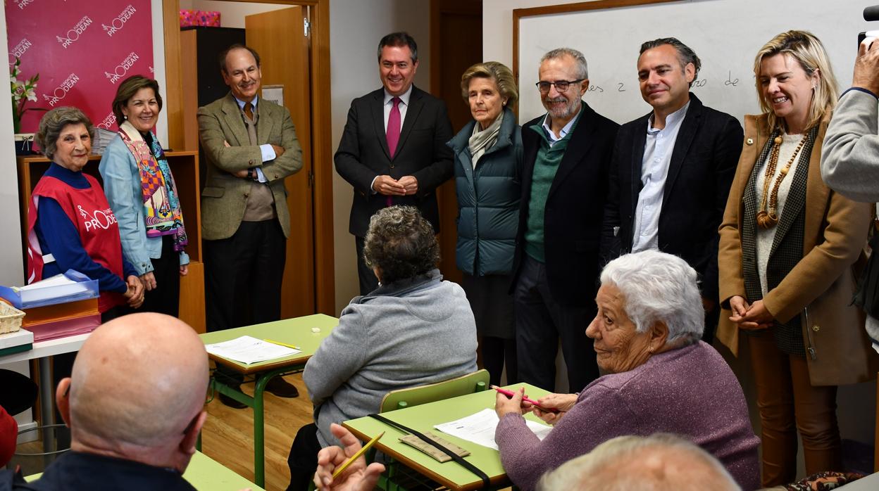 El alcalde de Sevilla visitó este lunes las instalaciones de la fundación Prodean