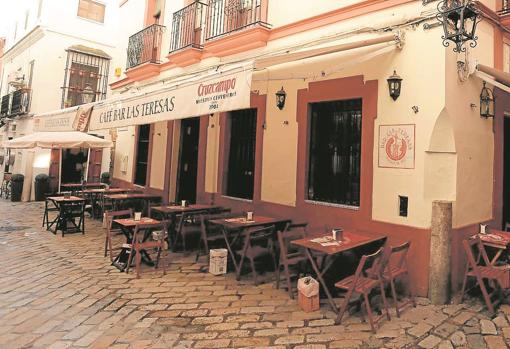 Café bar Las Teresas, en las callejuelas de Santa Cruz