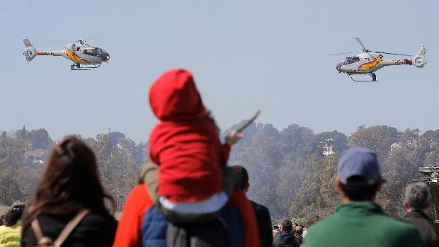 Más de 8.000 personas participan en el festival aéreo de Tablada