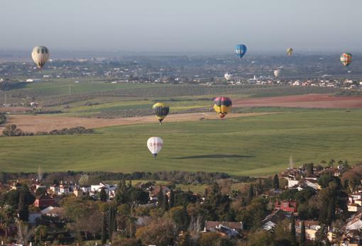 Globos aerostáticos sobrevuelan Sevilla